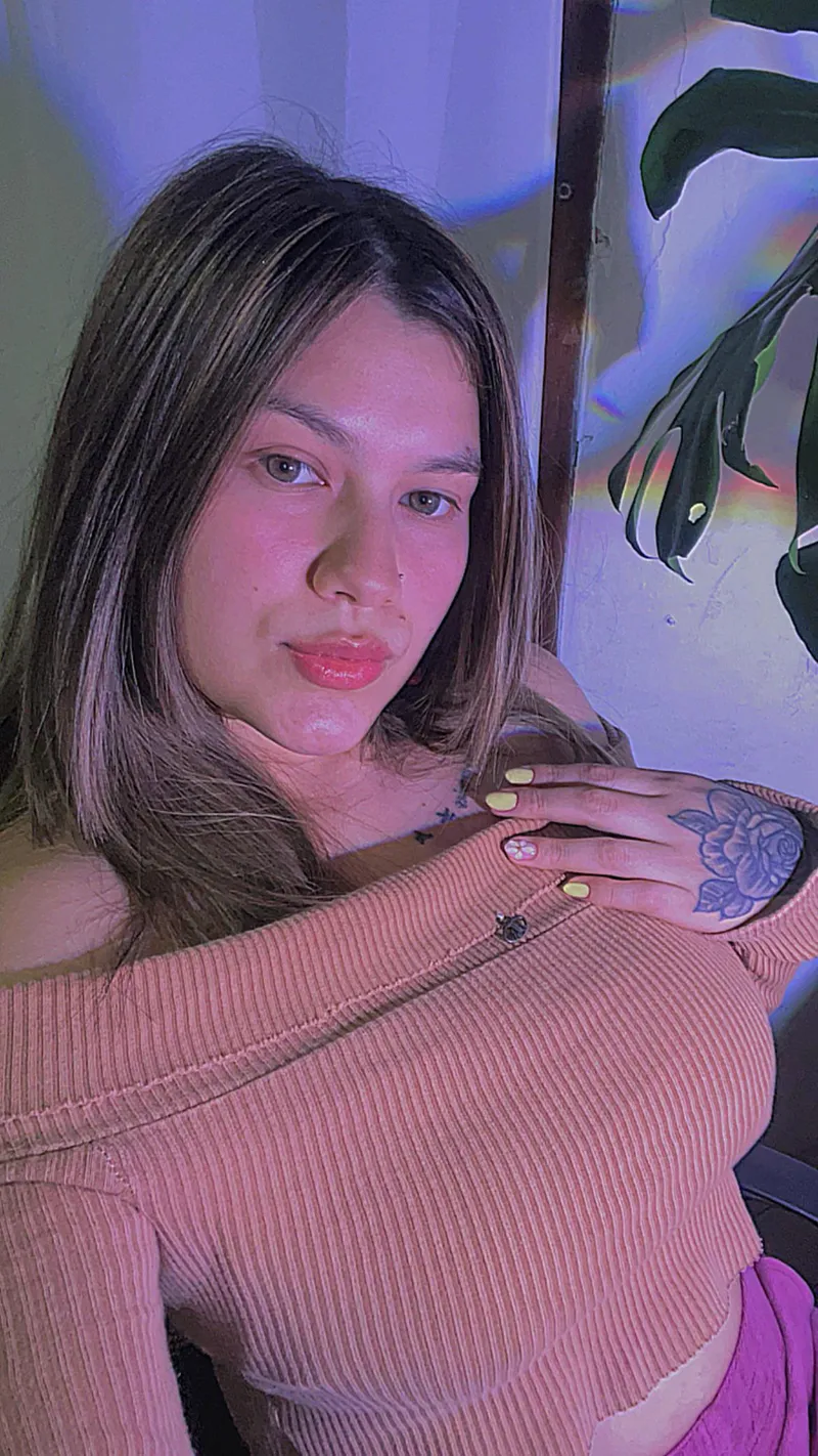 Thumbnail Camillam16 Shines with Attention-Grabbing Yellow Nails