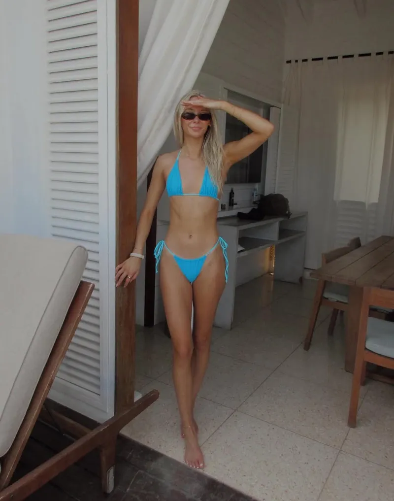 Thumbnail Tradewmeplz Showcases a Stunning Blue Bikini
