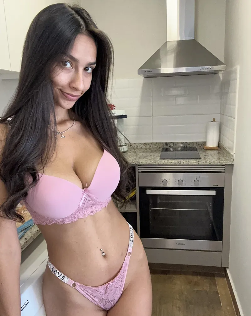 Thumbnail Irina_Xx_Summer: Fulfilling Naughty Dreams with a Sexy Brunette