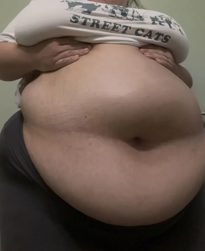 Thumbnail Embracing My Overfilled Belly Experience by gutsluttsbelly | Stuffers