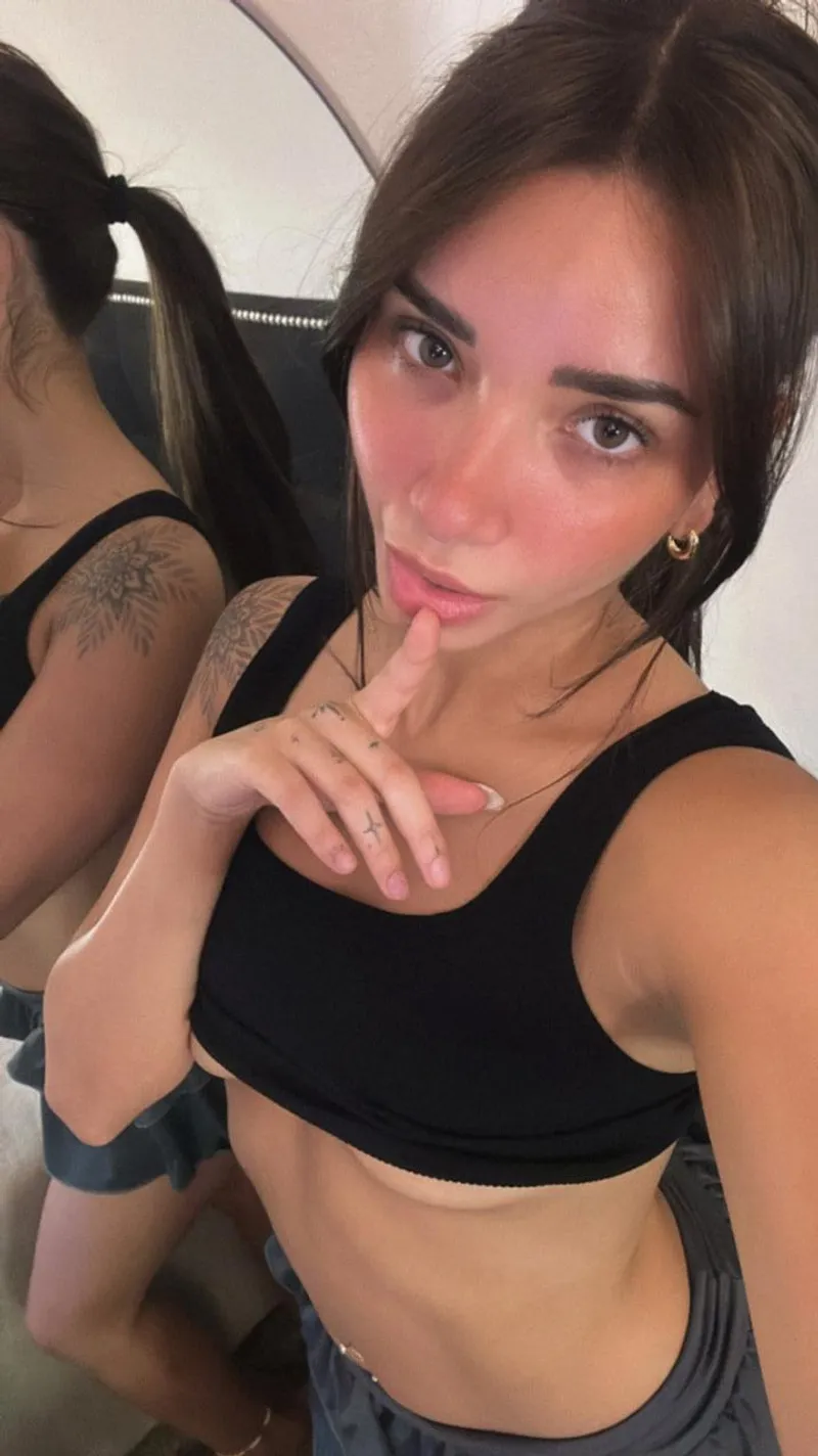 Thumbnail Teasing Fashion and More: EmilylyCali's Bold Look