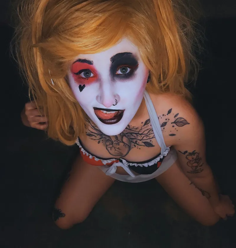 Thumbnail Grungy Harley Quinn [princesshavok] by zombie_foxtrot