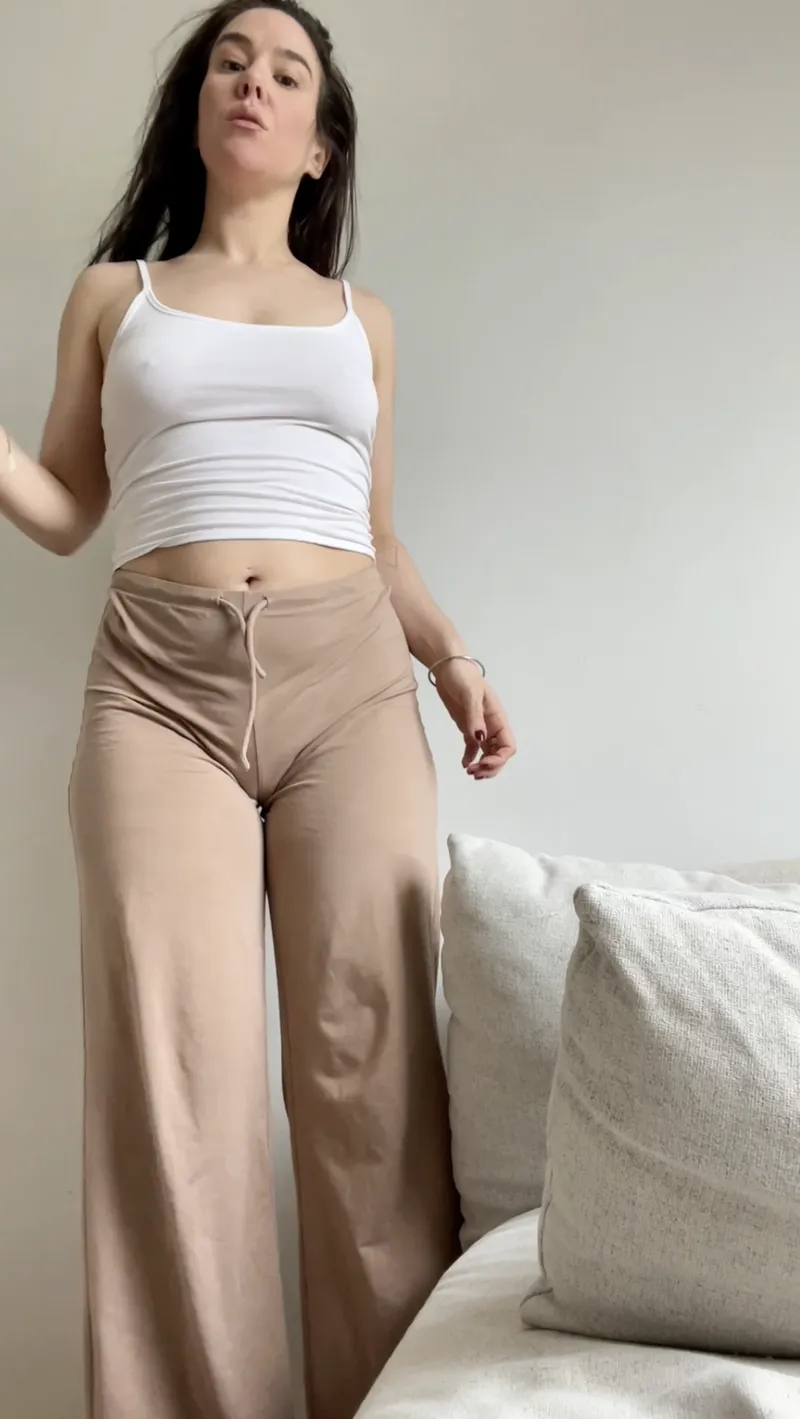 Thumbnail Milky_Lullabies Explores Deep Navel Appeal in Croptopgirls Realm