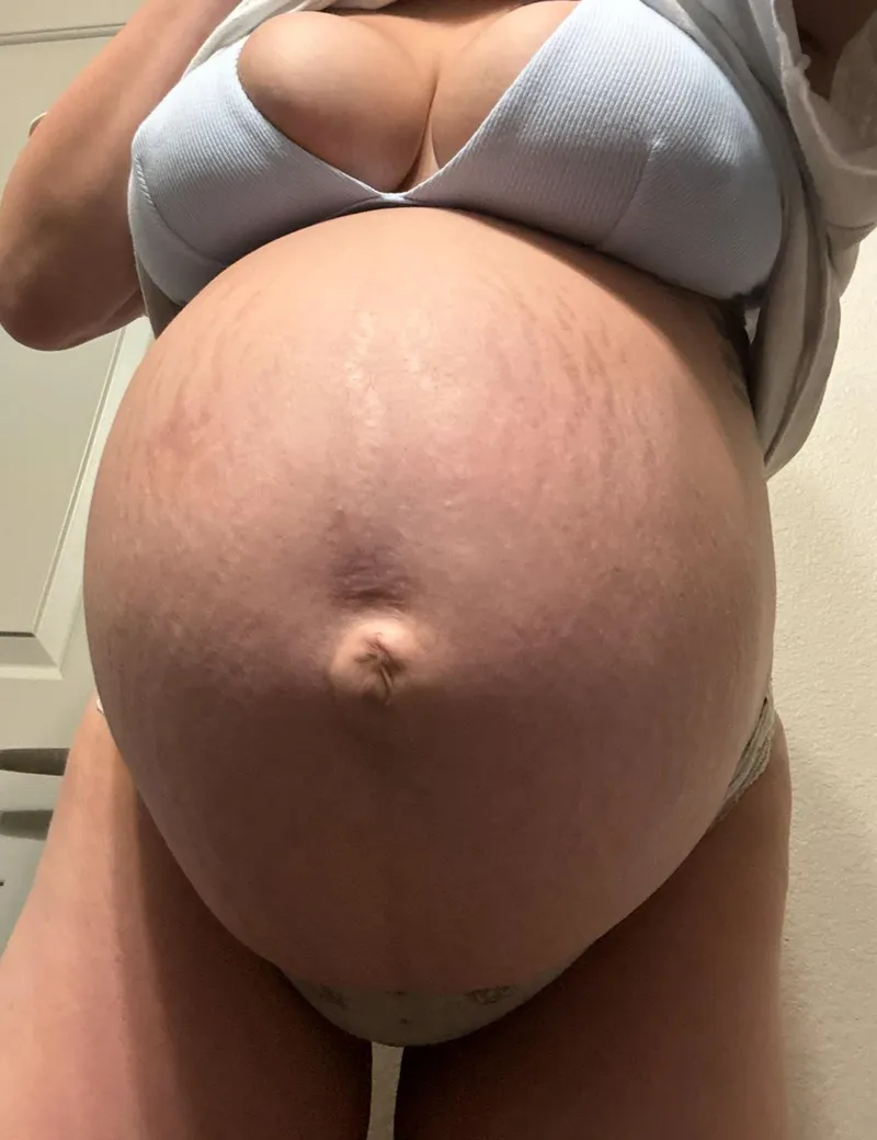 Thumbnail 6 weeks to go and even my maternity clothes are getting to small 😩 by Less-Income326