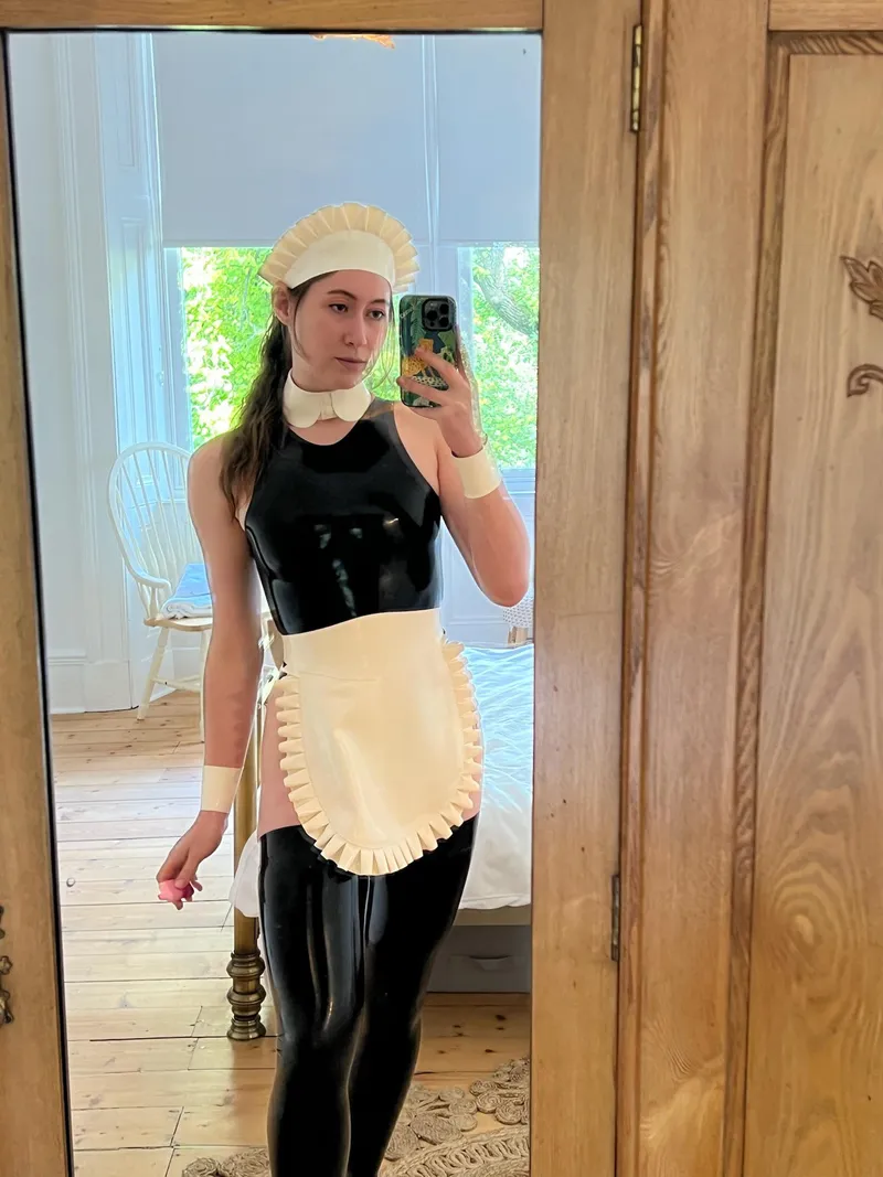 Thumbnail Tipping the Maid in ShinyPorn: A Luxurious Encounter