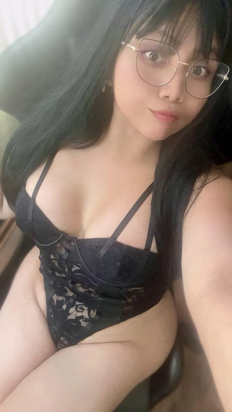 Thumbnail Experience a Big Hug from SexyAzucena - AmazingCurves