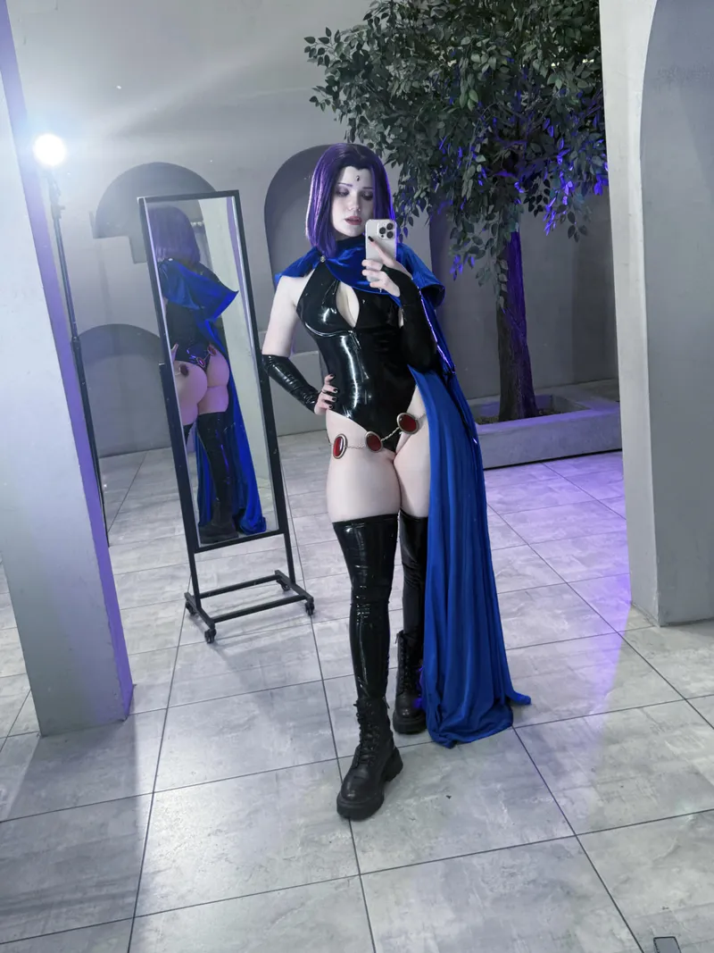 Thumbnail Neyrodesu's Teen Titans Raven Cosplay Delight