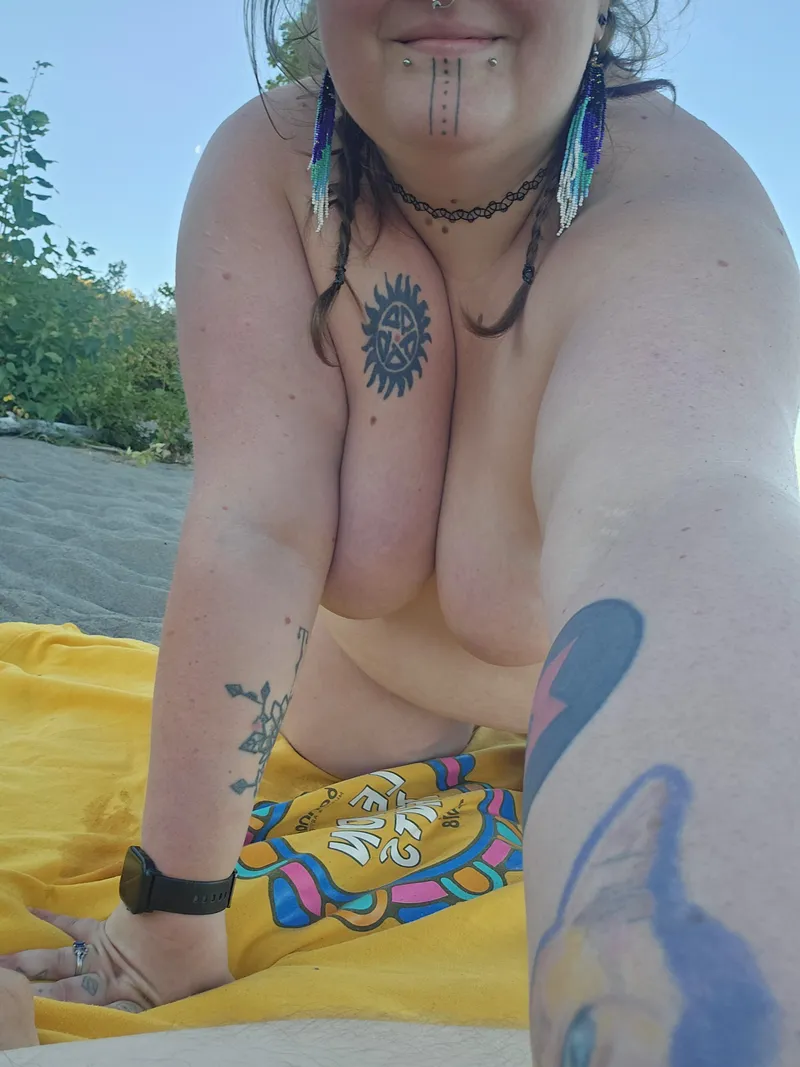 Thumbnail Soaking up the Sun at Collins Beach with milliegraves in BBWnudists