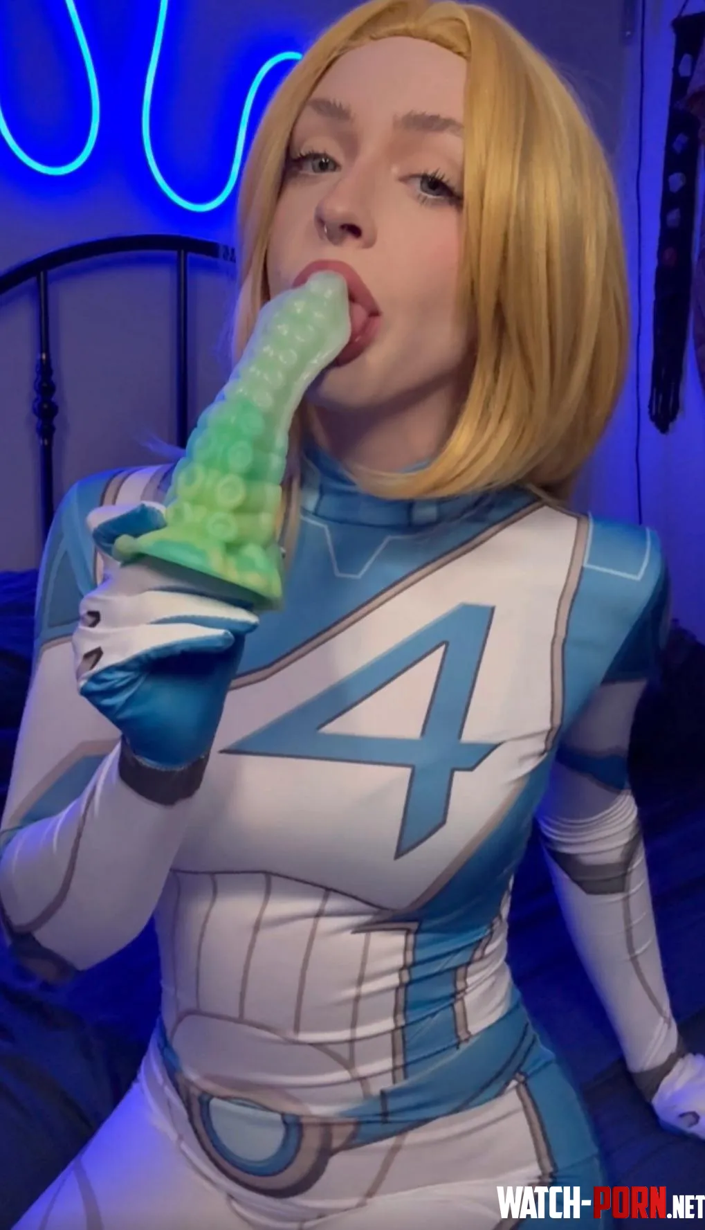 Invisible woman (self) and her tentacle tension… by DrowsynDungeon