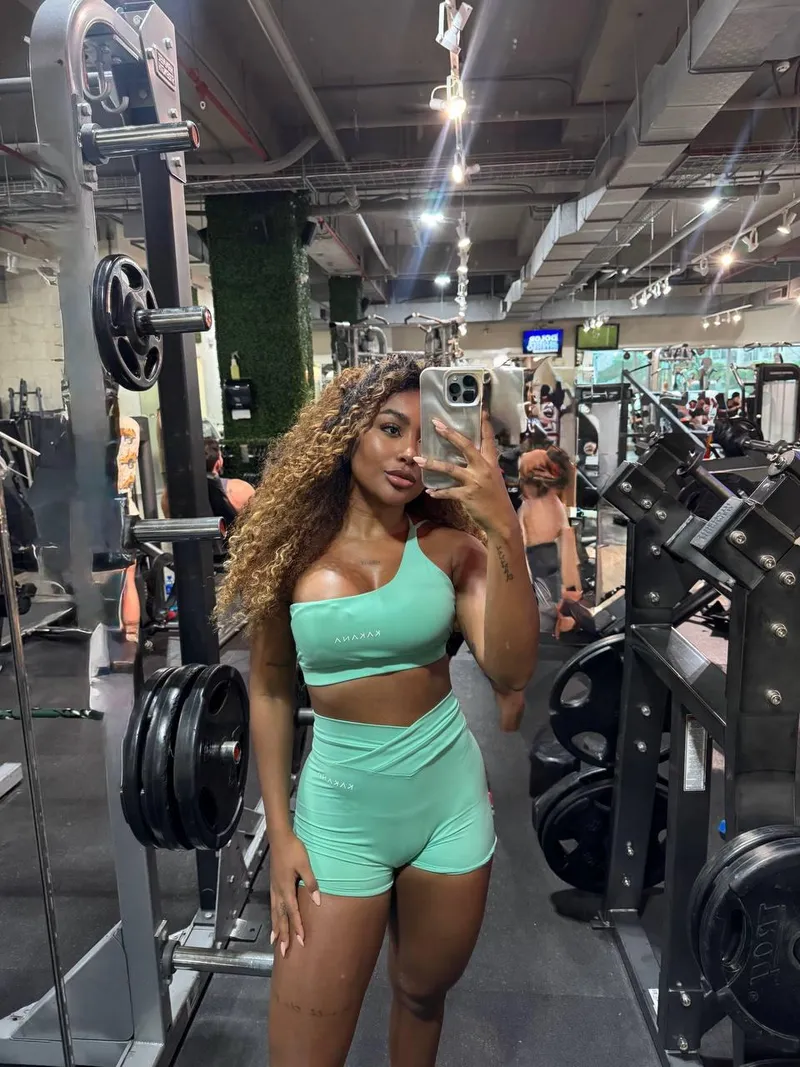 Thumbnail Crushing on Gym Beauty: Unraveling savannahsecretrose's Charm