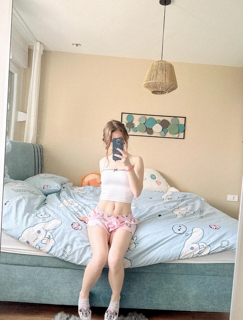 Thumbnail Elevate Your Mood: elle_queenn Puts a Smile on Your Face