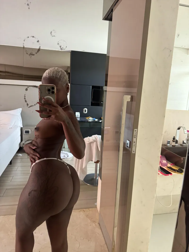 Thumbnail Selfie in the Mirror by impoliferreira in HotBlackChicks Category