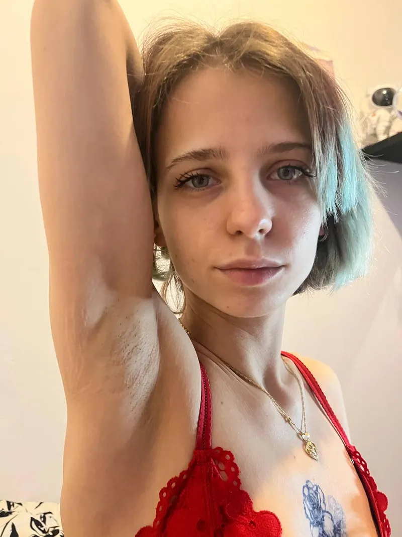 Thumbnail Unconventional Desires: blonde_queen_ Seeks Licking Pleasure