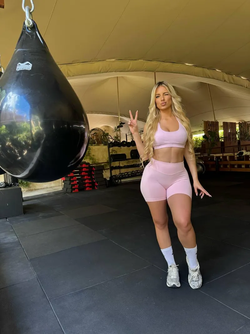 Thumbnail Progress on Glutes: Discover FoxyCherryblosom's ThickFit Journey