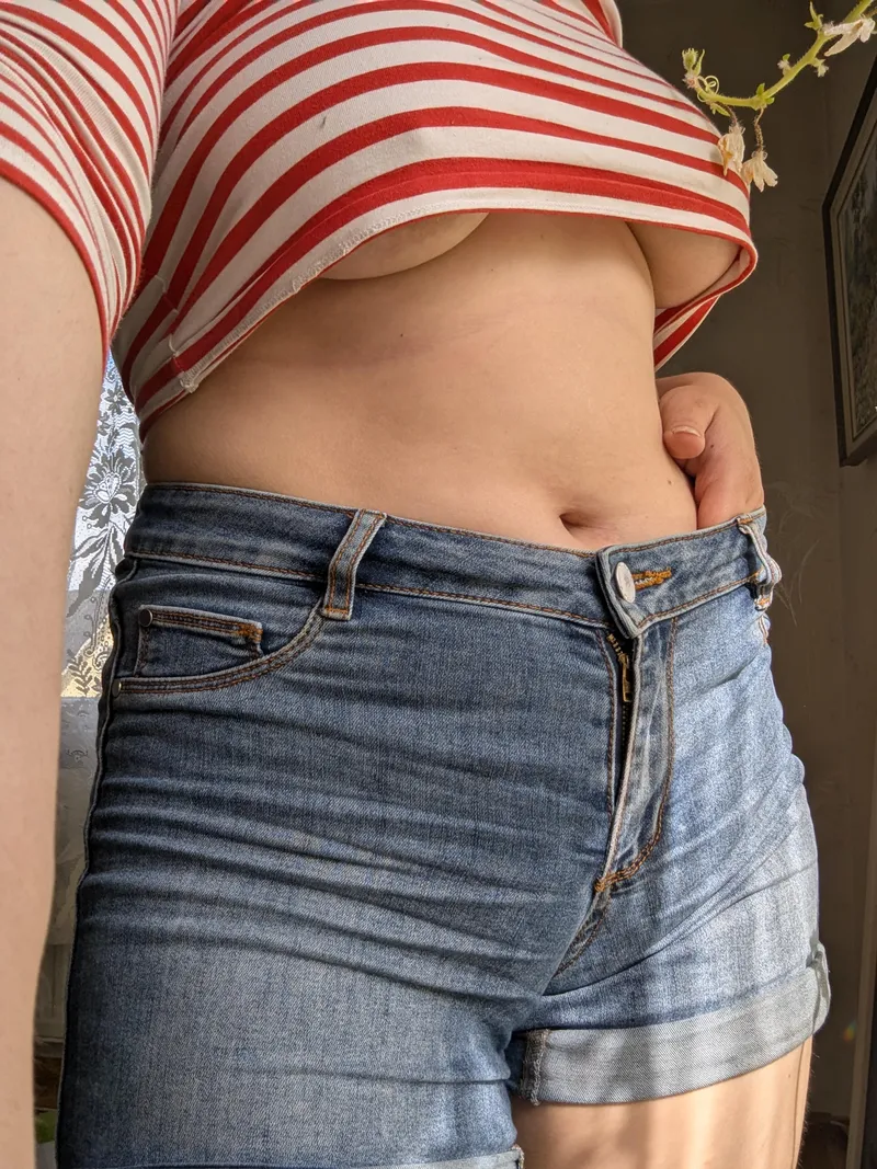 Thumbnail A Small Tease of Underboob: Teaseandtoast's Seductive Display