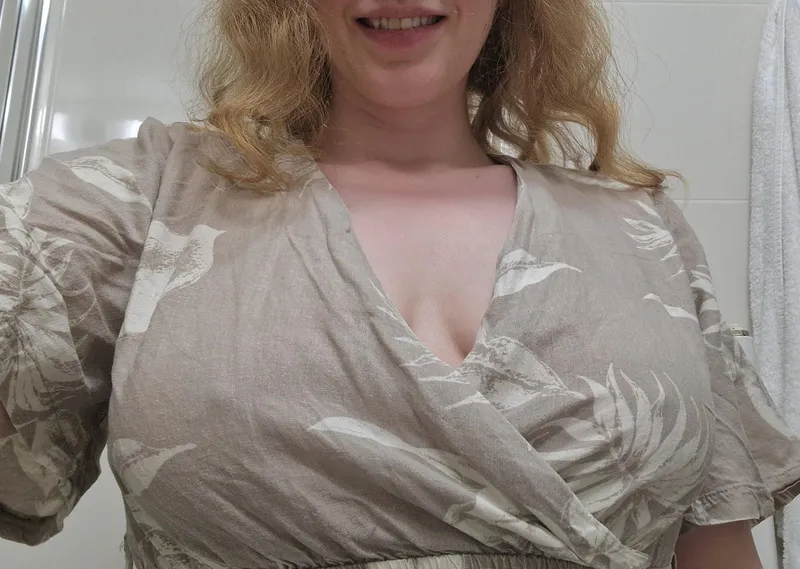Thumbnail KissMyHips Invites You to 'Run your fingers over them' in pokies