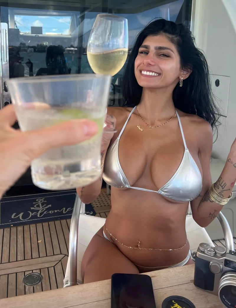 Thumbnail Pov: You Just Bought Mia A Drink - An Interactive Encounter