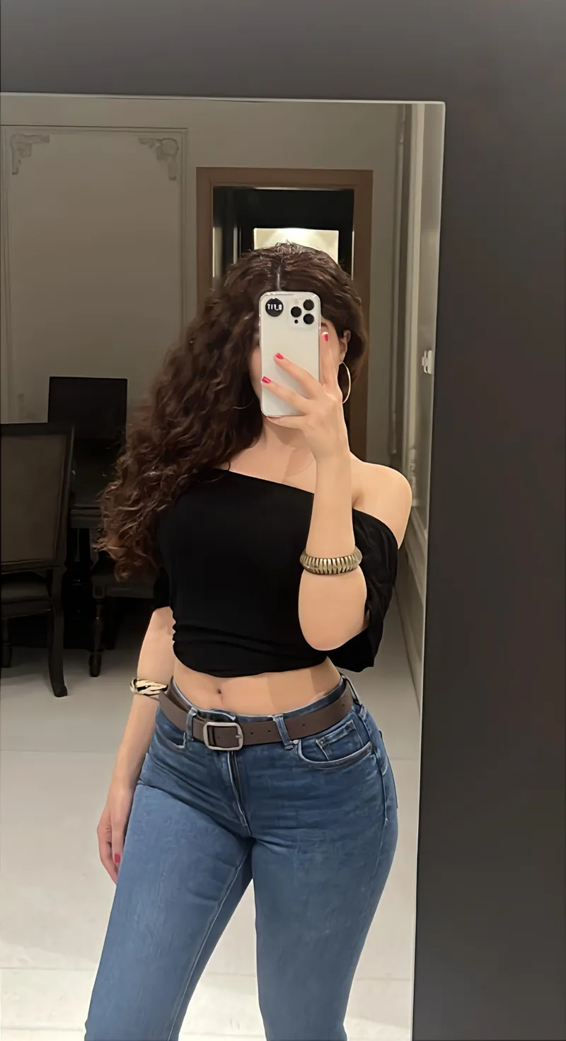 Thumbnail Unveiling Timeless Beauty - la_ra2's Golden Croptop