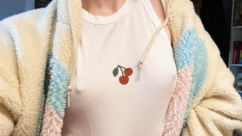Thumbnail Red_peach15 finds Braless Comfort with Empowered Pokies
