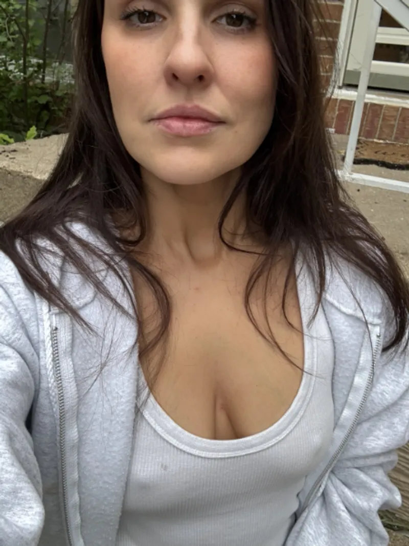 Thumbnail lDriveBarefoot Gets Yardwork Done with a Pokies Peek