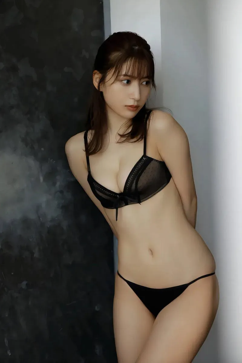 Thumbnail yuuki-ichinose Showcases the Elegance of 'Risa Yukihara 雪平莉左' in Gravure