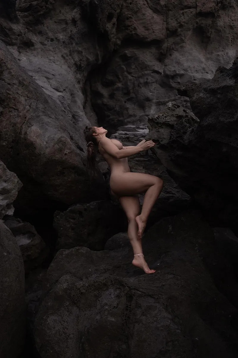 Thumbnail Luna Hale Compares Body and Stone in a Classysexy Context