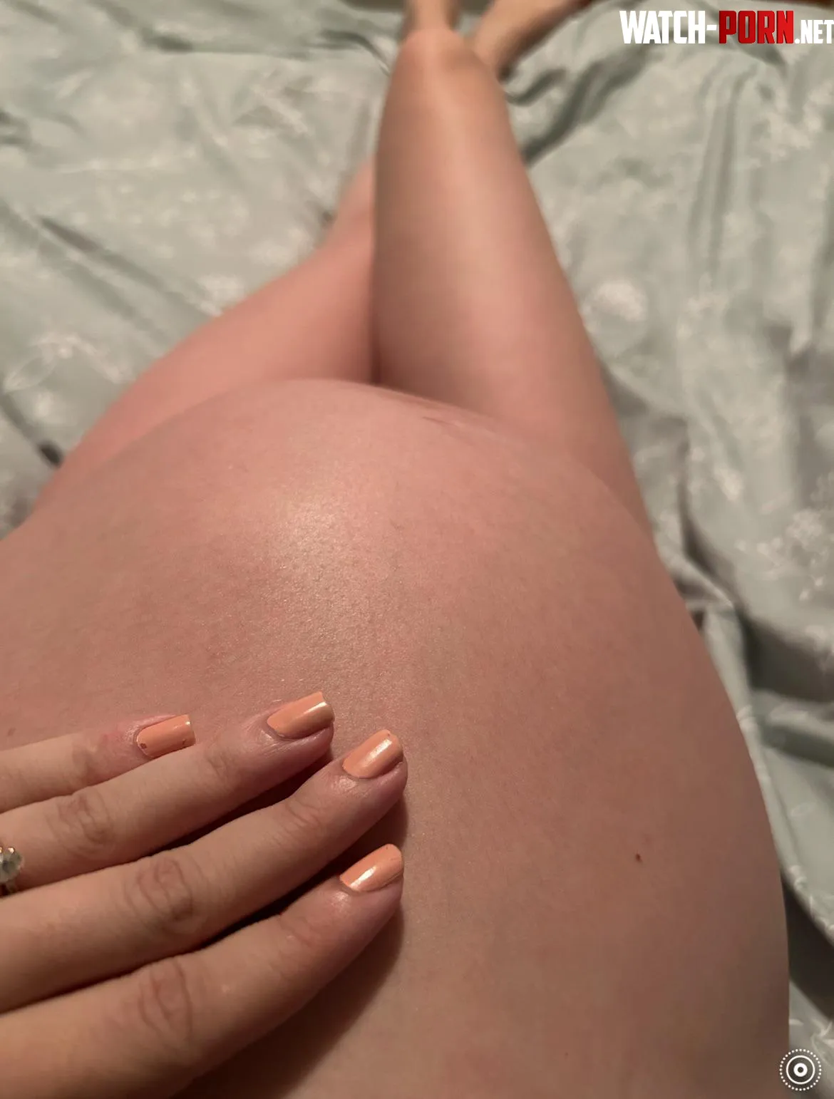 Can you guess if there’s anything on under this preggo bump? 😉 right answers 🎁 by DenverReign
