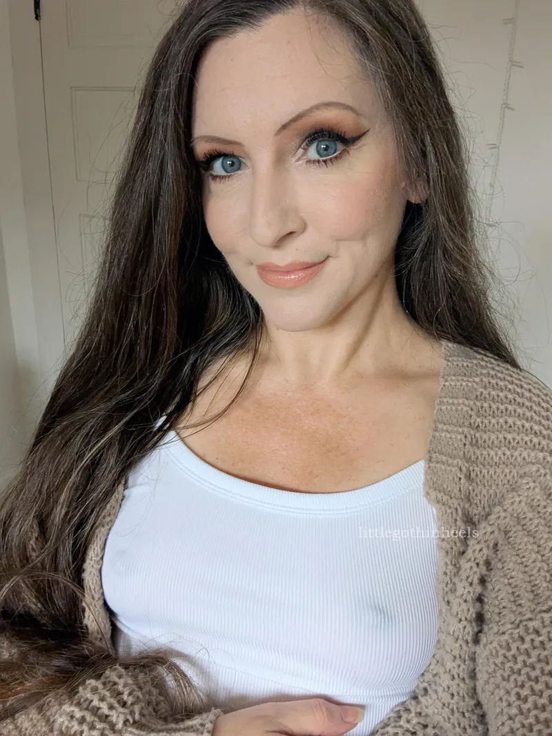 Thumbnail Timeless Braless Beauty: littlegothinheels' Confession