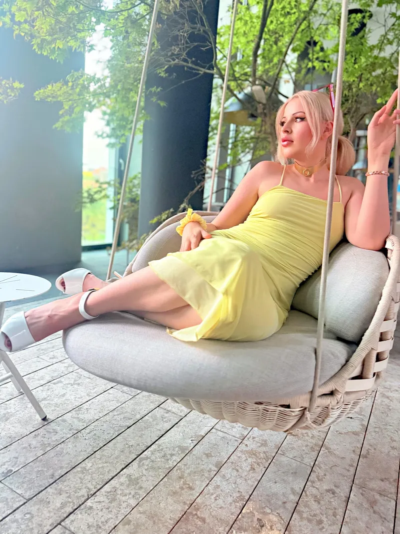 Thumbnail Dive into the World of @lula.bln | o0Lula0o's Perspective