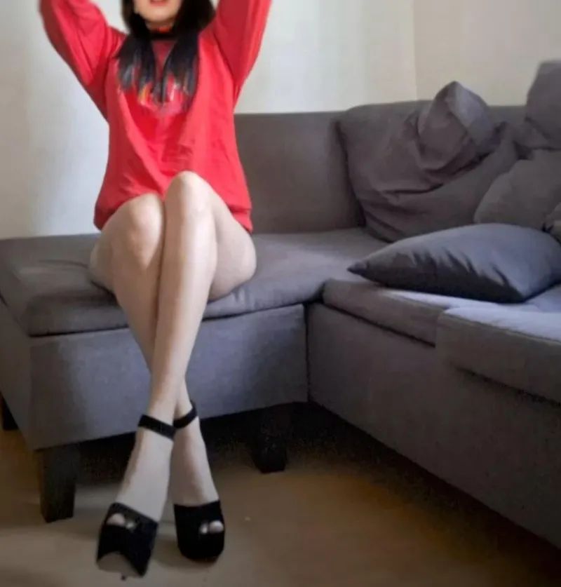 Thumbnail Soldaderyan's Casual Elegance: Baggy Sweatshirt and Heels