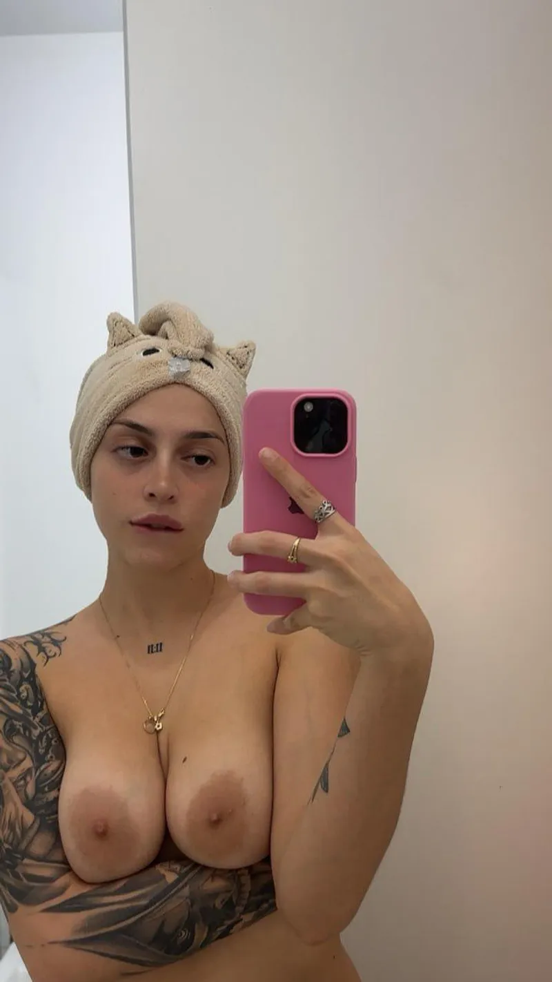 Thumbnail After-Shower Bliss: A Must-Take MirrorSelfie Moment