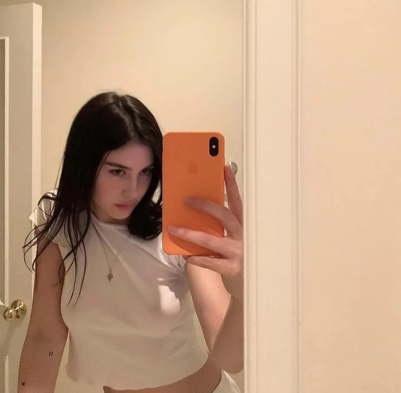 Thumbnail Gracie Abrams: Wingair's Insights into CelebsGW