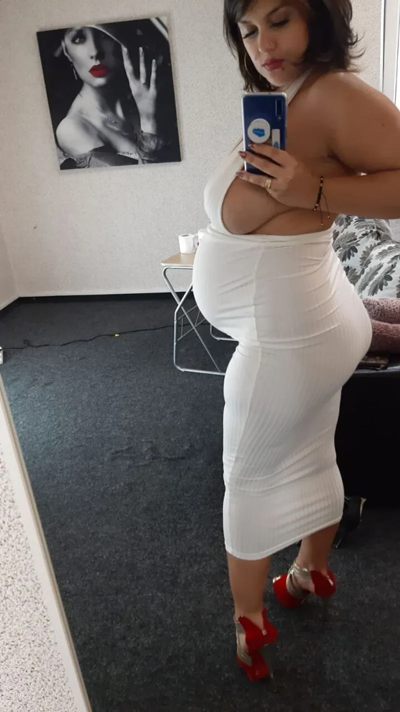 Thumbnail PreggoPorn: Tina_Kayzzz's Intriguing MILF Question