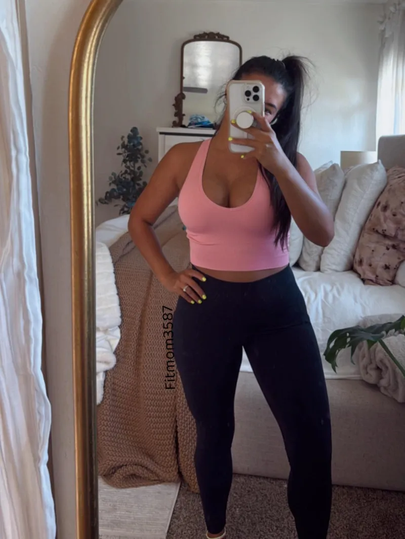 Thumbnail Unlock the Secrets to the Perfect Crop Top Look with fitmom3587