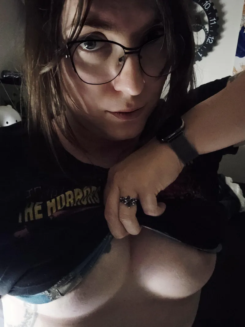 Thumbnail Dark Intrigue: Ruashua's Underboob Revelation