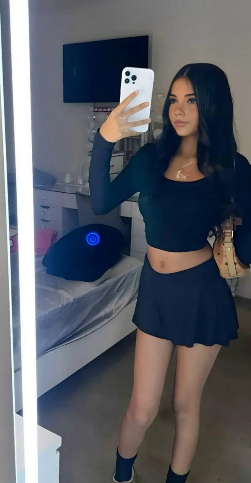 Thumbnail Stylish and Confident: Master the Crop Top Trend with Raw_Crab7529