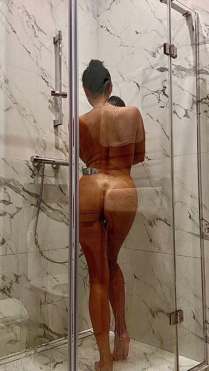 Thumbnail Admiring Beauty: A Pretty Sight in the Shower | HiddenGaze