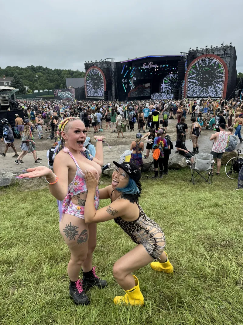 Thumbnail Rave Shenanigans with Bestie | Author: megs__dead | FlashingGirls