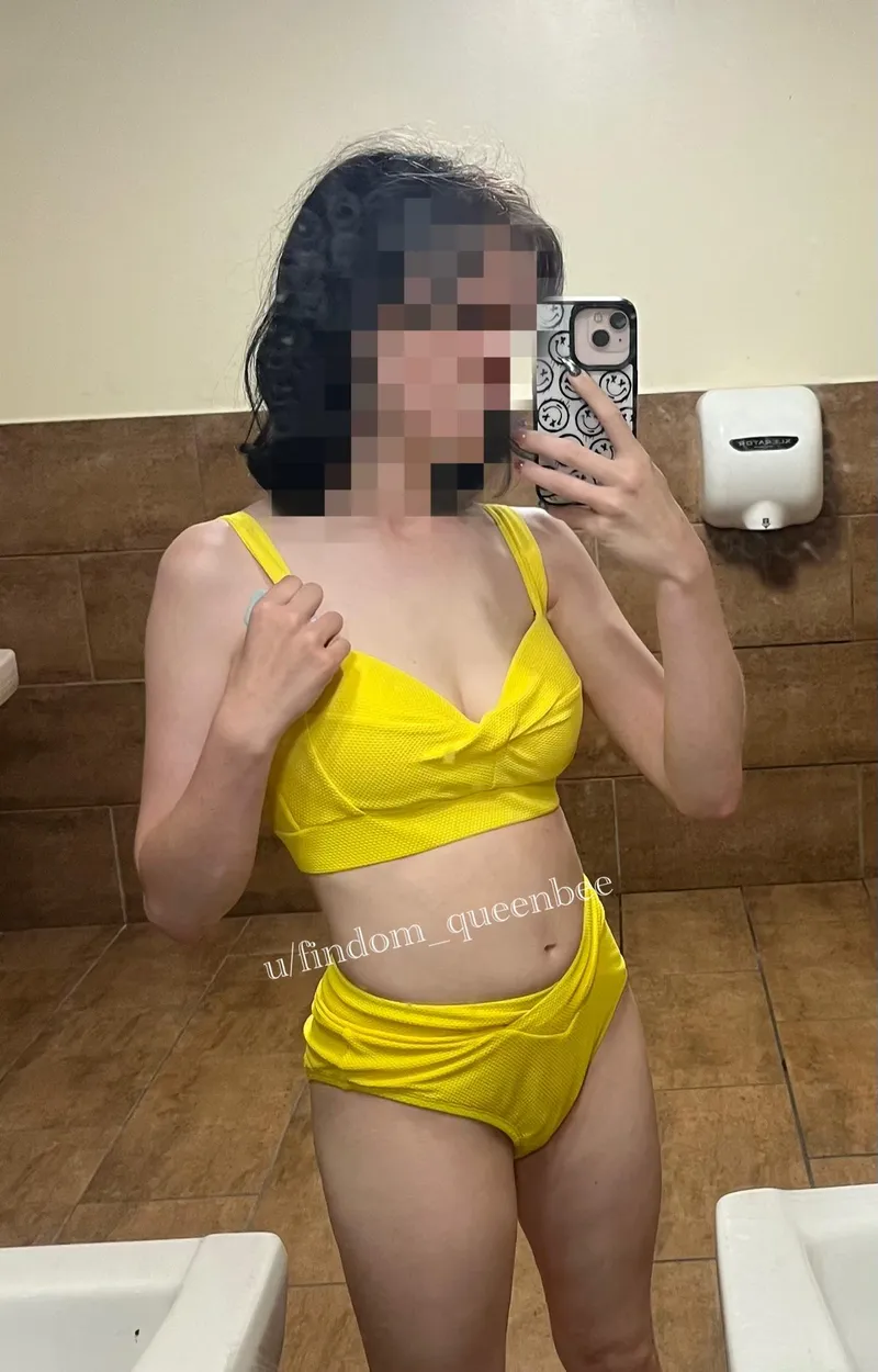 Thumbnail The Excitement of findom_queenbee in BikiniBodies