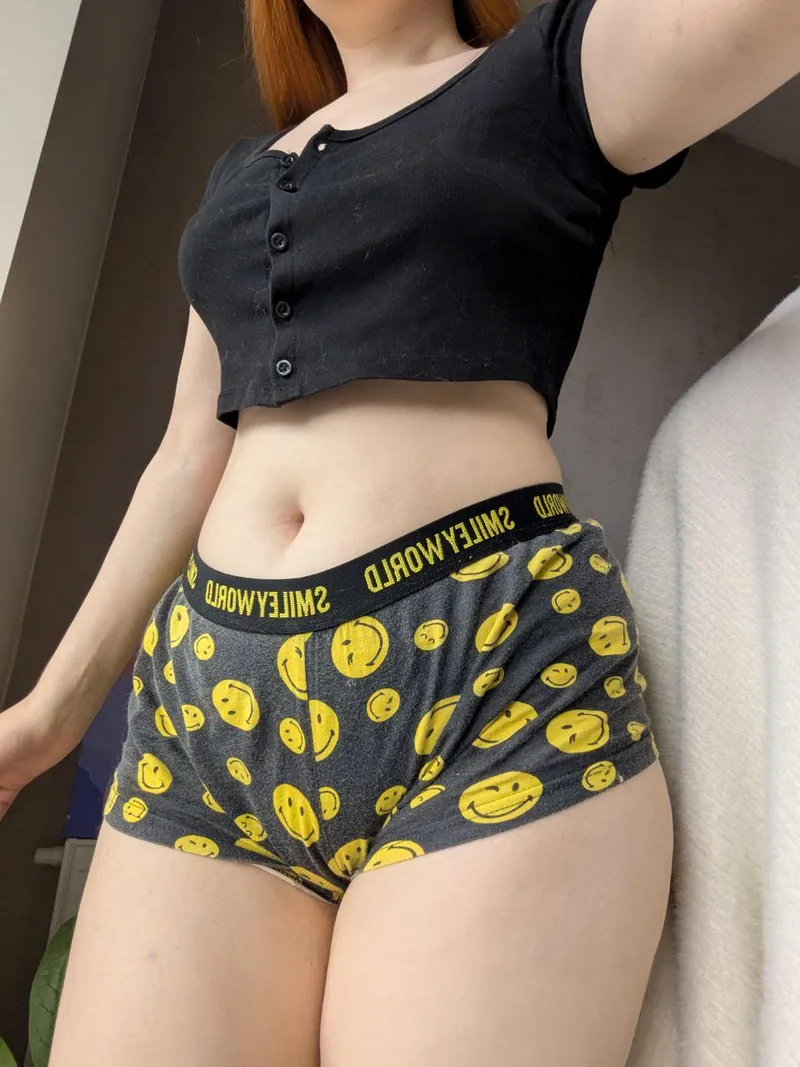 Thumbnail Classic Elegance in a Black Crop Top With pixiiixie_chloe