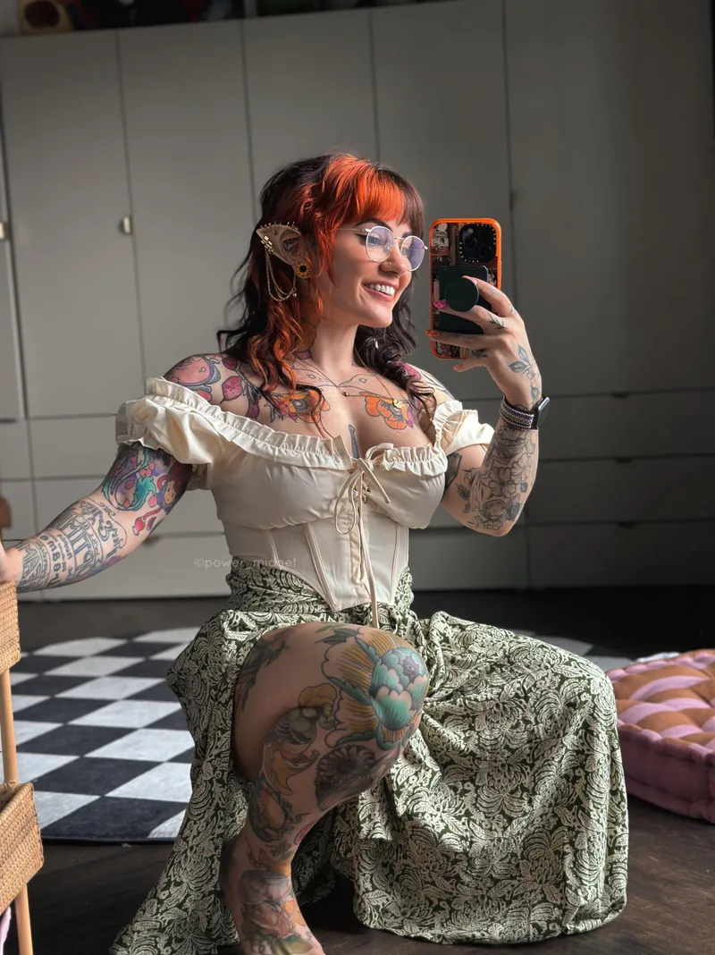Thumbnail Embracing Hobbit Vibes: A Unique MirrorSelfie by power_midget