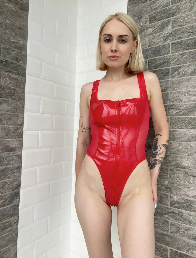 Thumbnail BewitchingLily's Alluring Gaze in Tempting ShinyPorn Snapshot