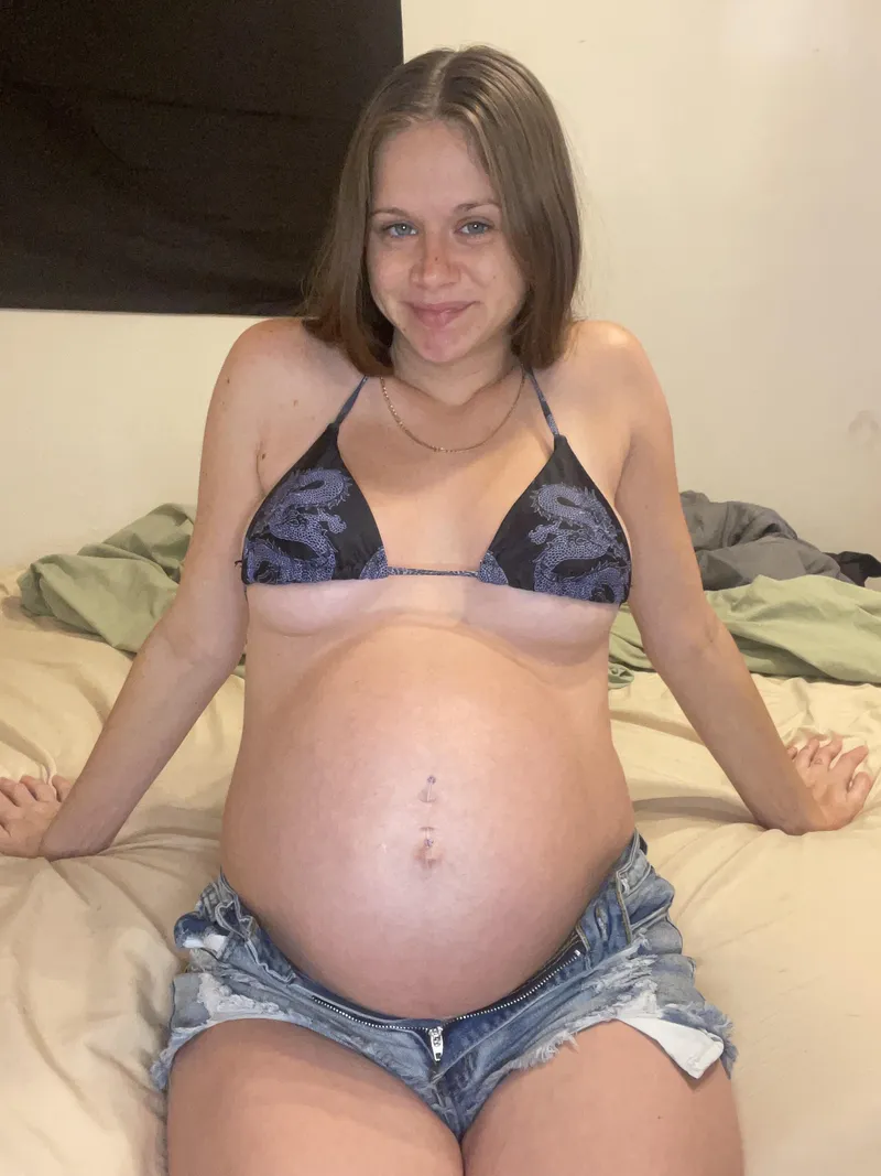 Thumbnail Self-Image Questions: 30 Weeks Pregnant by OgTropicanak | PregnantPetite