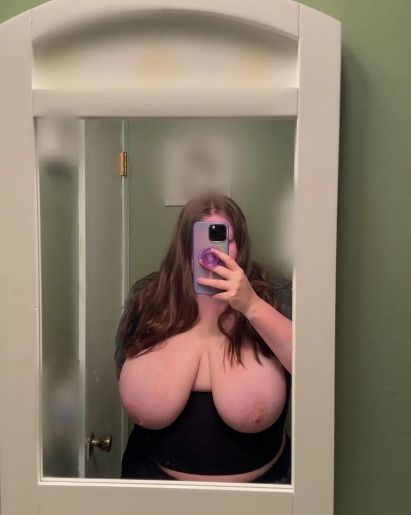Thumbnail Mirror Play: A Sensual Encounter with SaladNeither4960 - Chubby Revelations