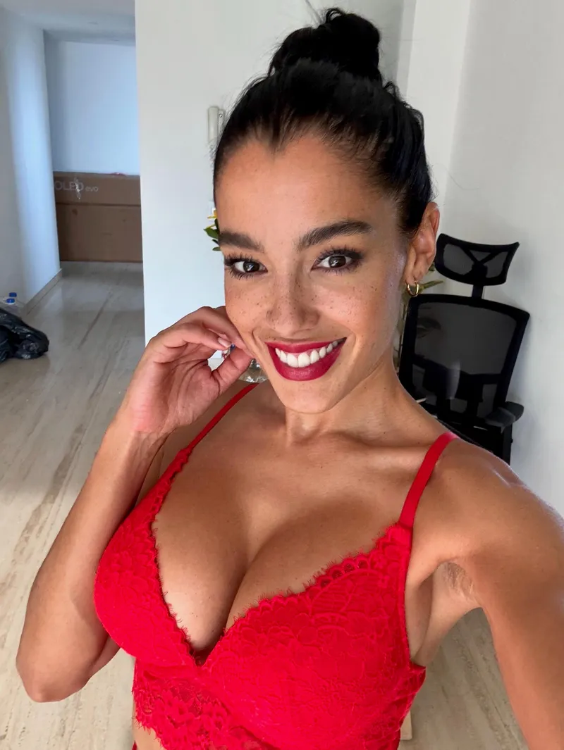 Thumbnail SweetAshXO Reflects on Freckles and Acceptance in redlingerie Tale