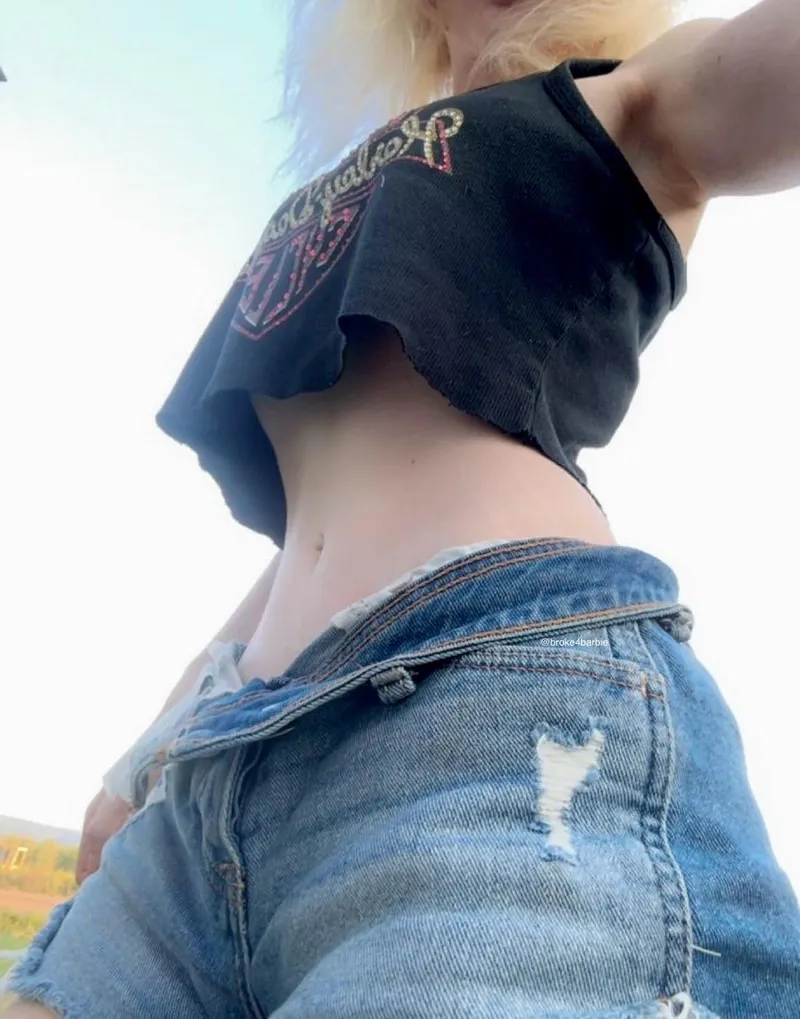Thumbnail Irresistible Glimpse from broke4barbie | croptopgirls