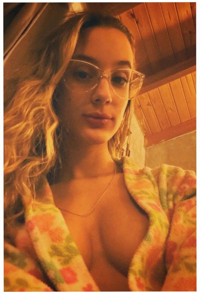 Thumbnail Brave 18F Nude Selfie by honeygirlmango