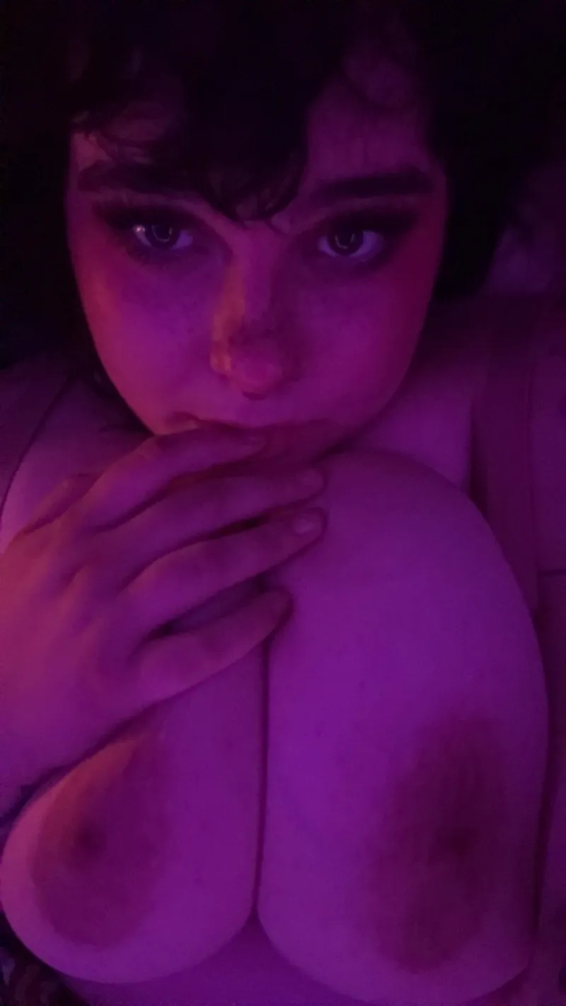 Thumbnail Itsjojolouise Flaunts Huge K Cup Tits for Admiration in chubby Scene