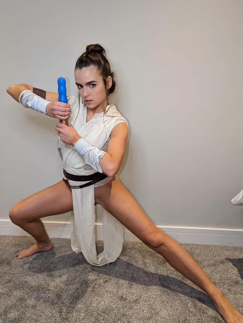 Thumbnail Little_Leah_'s Rey Skywalker Impression: A Powerful Rendition | CosplayGirls