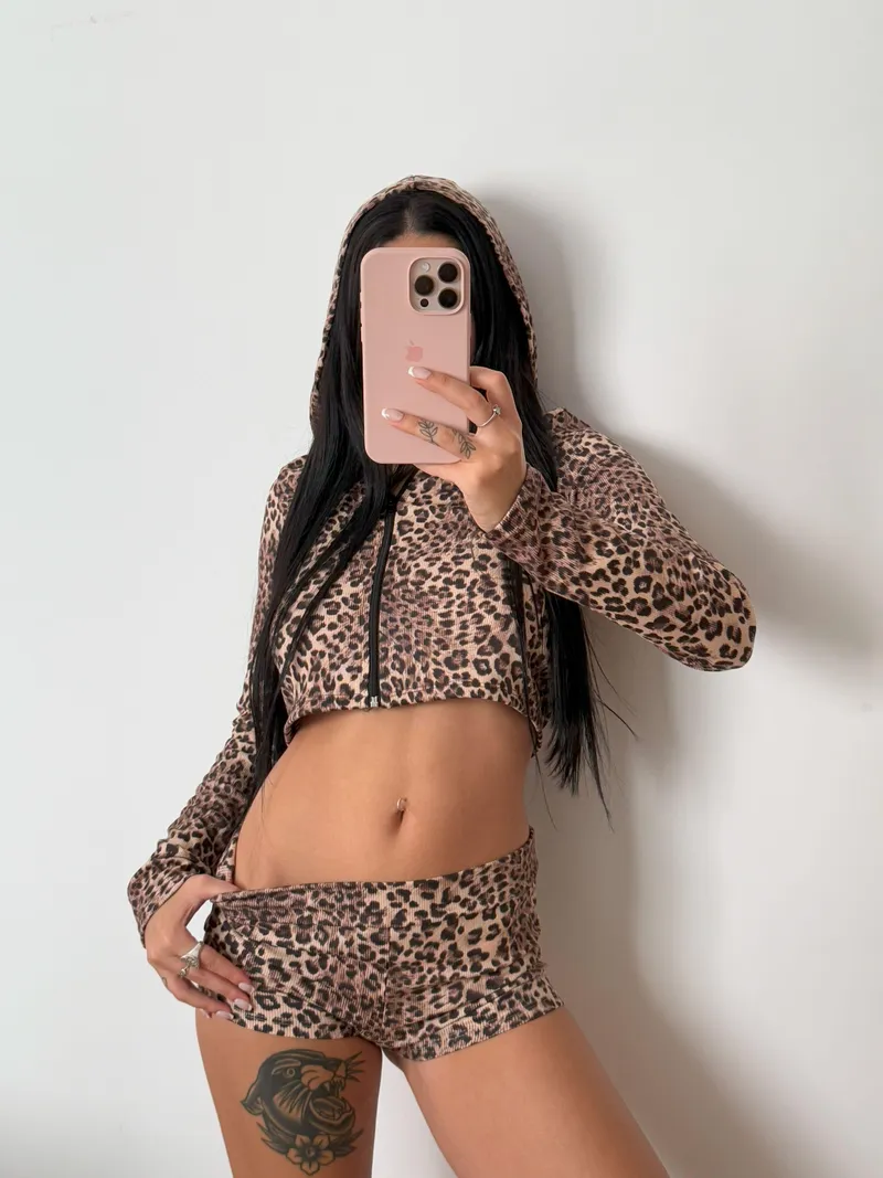 Thumbnail Sensual Moments: Kiss Me Again in Stylish Croptops | latinsecretary